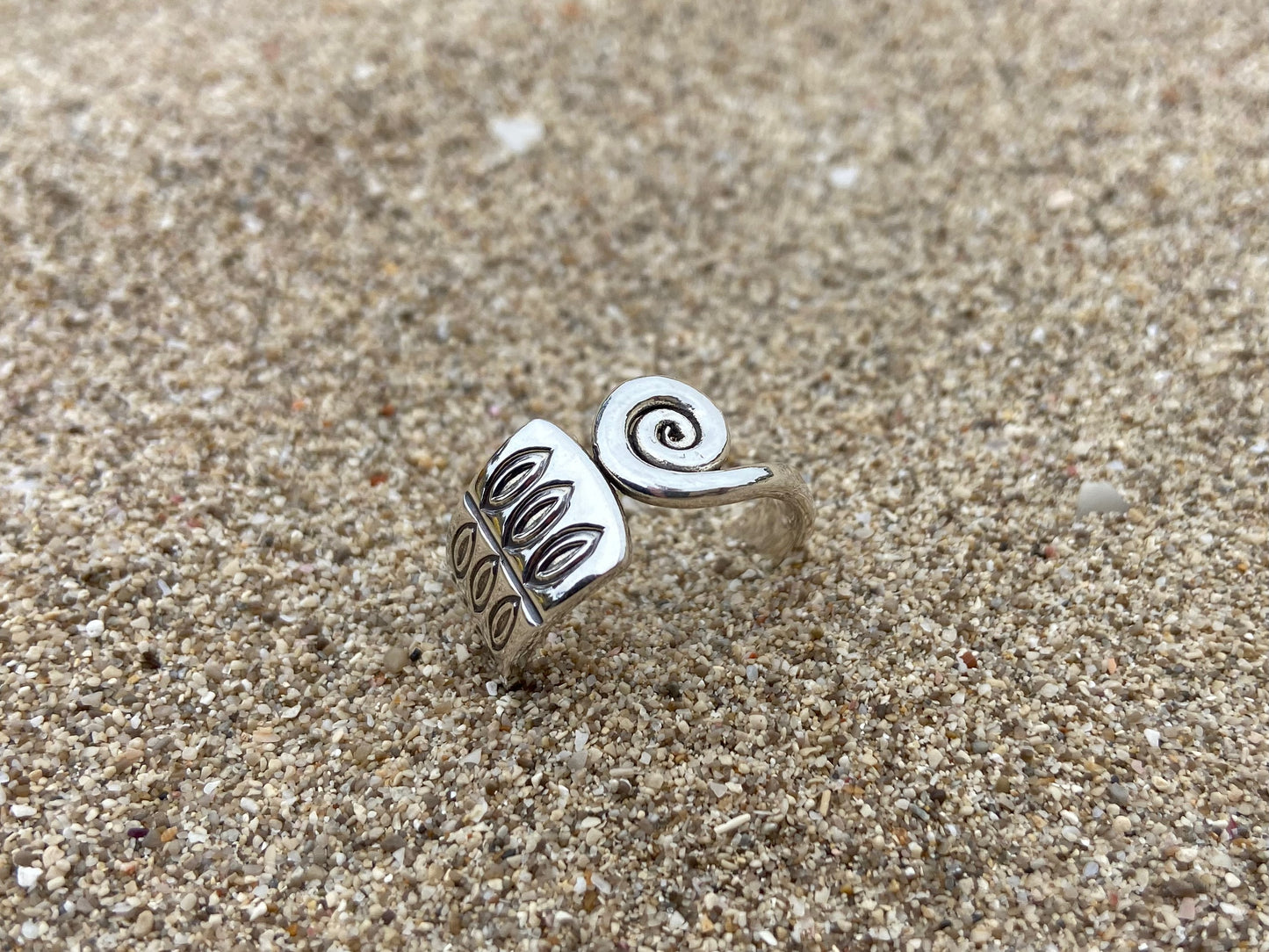 massiver Ring mit Spirale und filigranem Muster aus 925er Silber