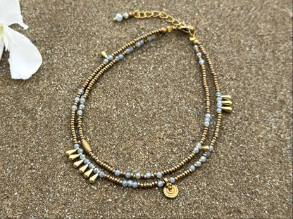 verstellbares zweireihiges Boho Fußkettchen aus Messing und grünen Glasperlen