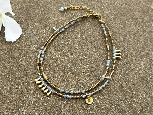 verstellbares zweireihiges Boho Fußkettchen aus Messing und grünen Glasperlen