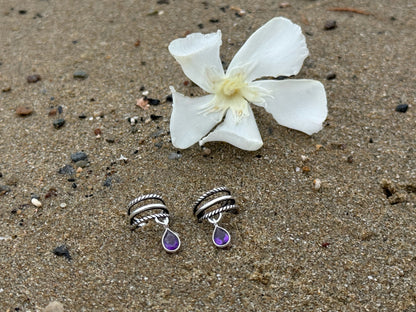 Ohrclip mit baumelndem lila Amethyst in Tropfenform, Silber 925