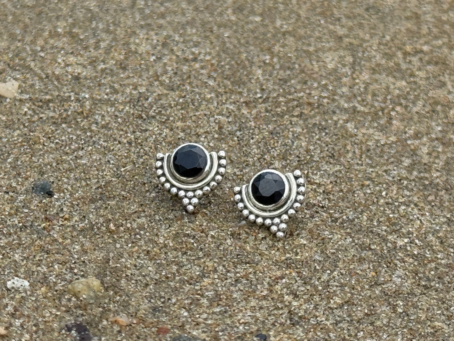 Ohrstecker Halbkreis mit Stein und Pünktchen aus Silber