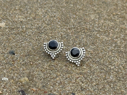 Ohrstecker Halbkreis mit Stein und Pünktchen aus Silber
