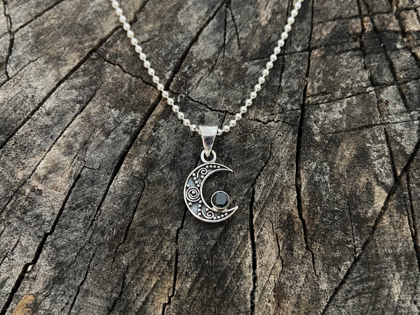 kleiner Mond Anhänger mit Kügelchen Muster und Stein aus Silber, Mondsichel
