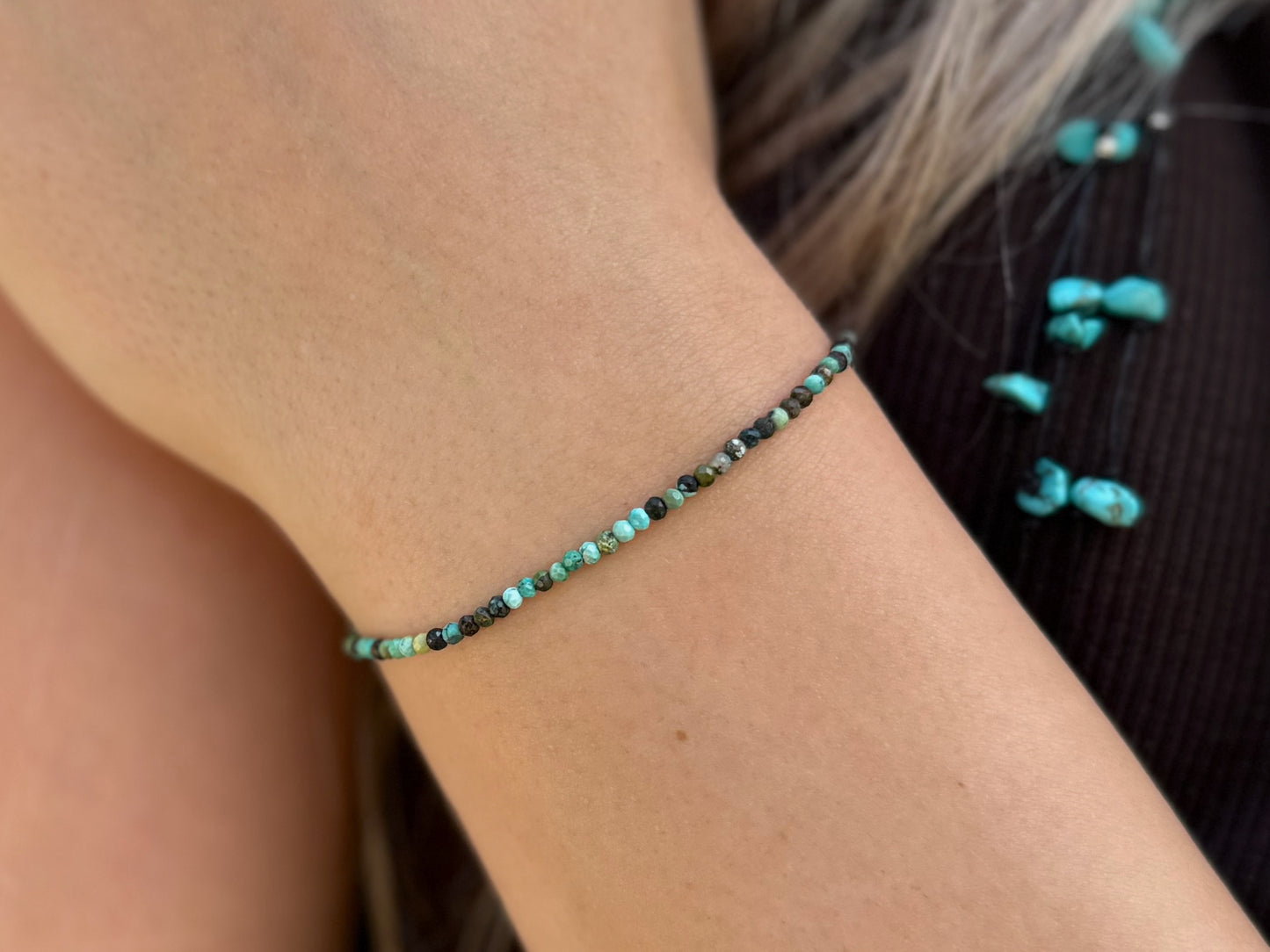 verstellbares Armband mit echten kleinen Türkis Steinen