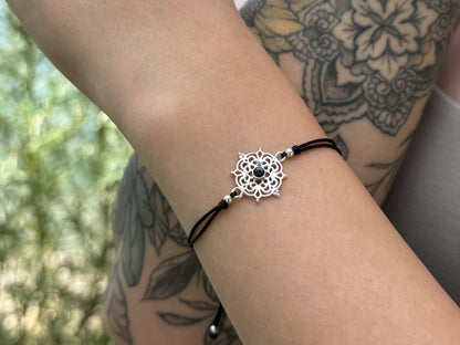 verstellbares Armband mit floralem Element und schwarzem Stein aus Silber