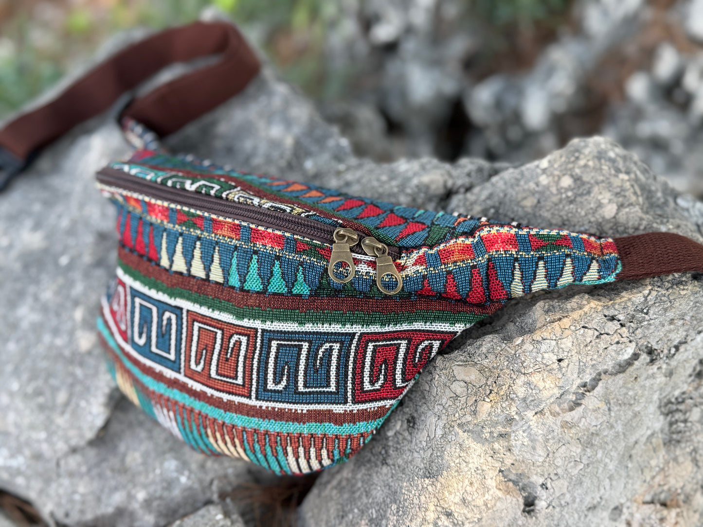 praktische Bauchtasche mit Reißverschluss und geometrischem buntem Muster