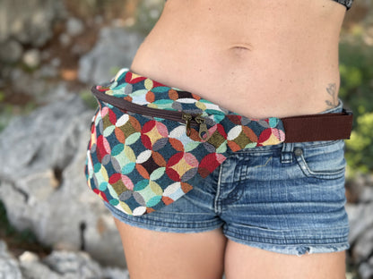 praktische Bauchtasche mit Reißverschluss und kreisförmigem buntem Muster