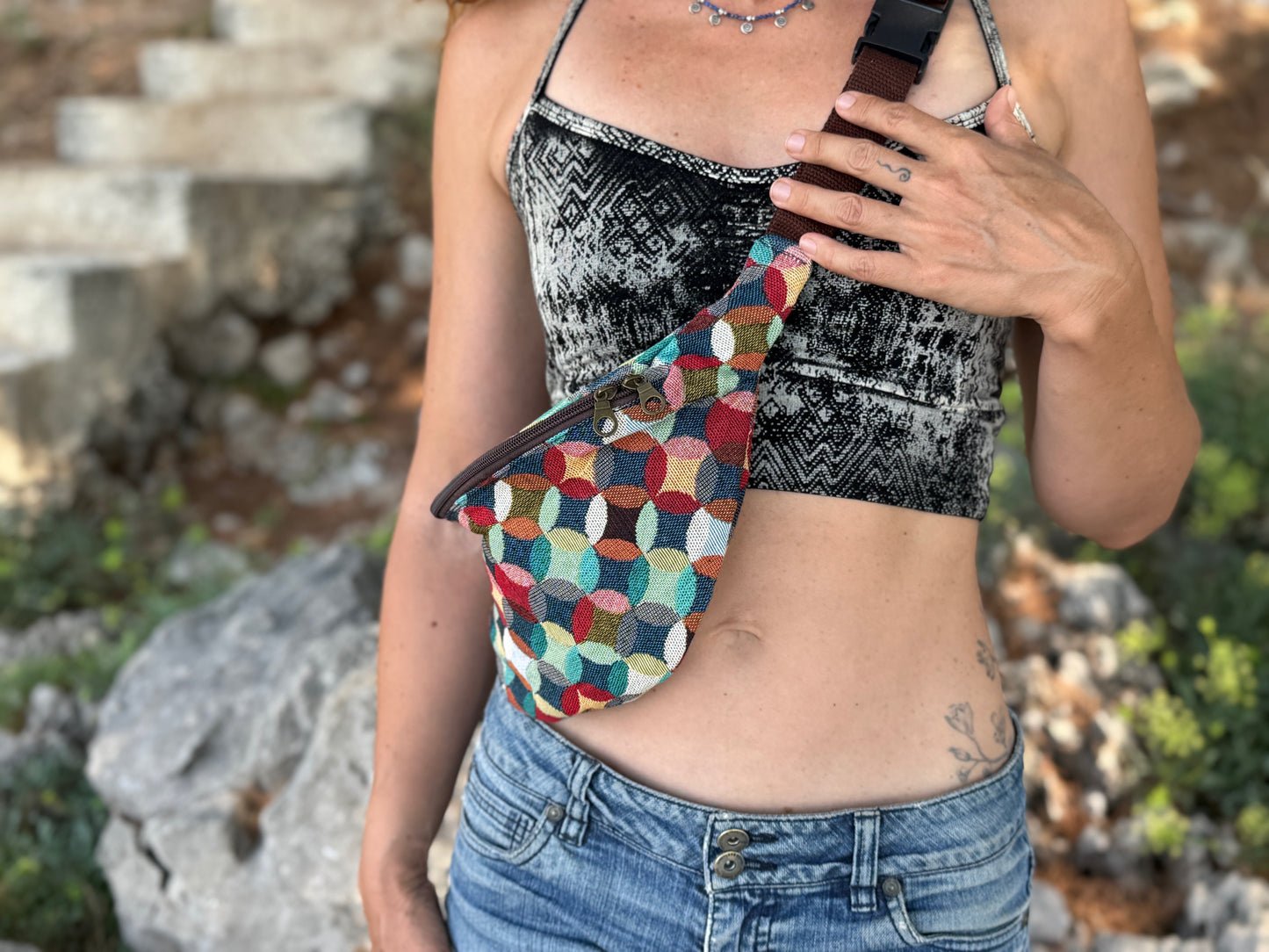 praktische Bauchtasche mit Reißverschluss und kreisförmigem buntem Muster