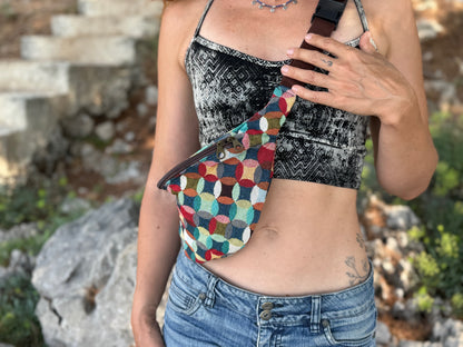 praktische Bauchtasche mit Reißverschluss und kreisförmigem buntem Muster