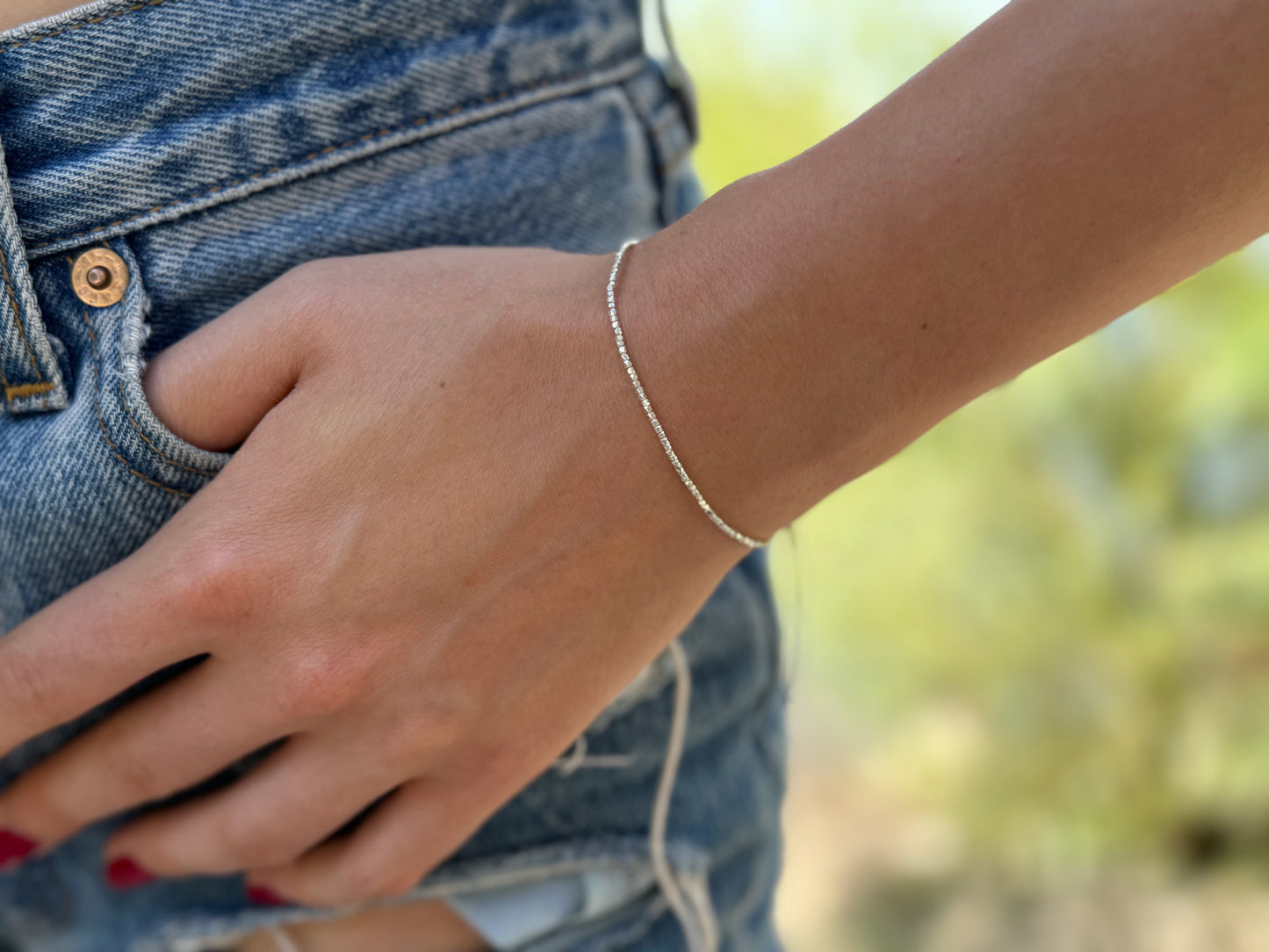 zartes Armband mit kleinen kantigen Perlen aus Silber