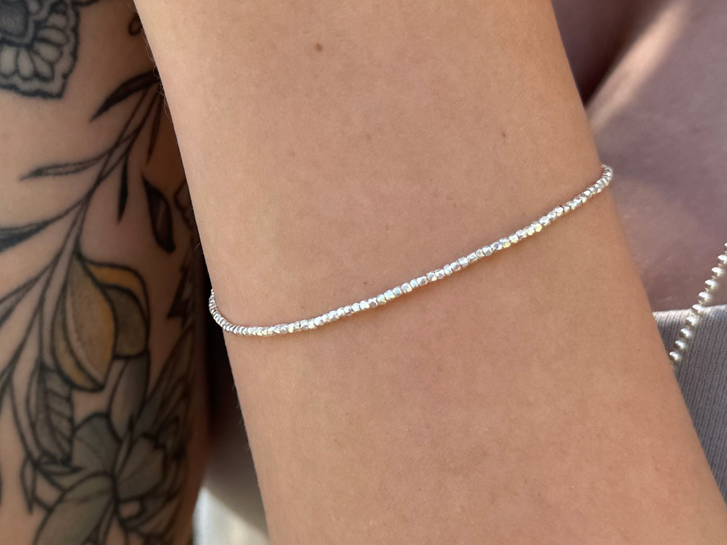 zartes Armband mit kleinen kantigen Perlen aus Silber