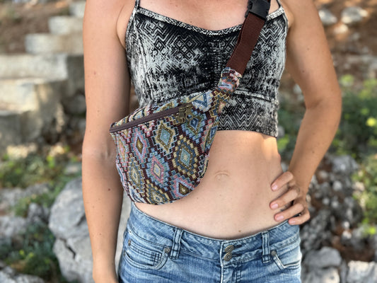 praktische Bauchtasche mit Reißverschluss und geometrischem Muster in braun rosa blau olive