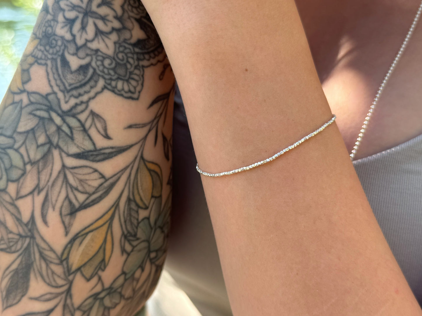 zartes Armband mit kleinen kantigen Perlen aus Silber