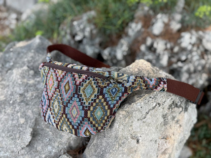praktische Bauchtasche mit Reißverschluss und geometrischem Muster in braun rosa blau olive
