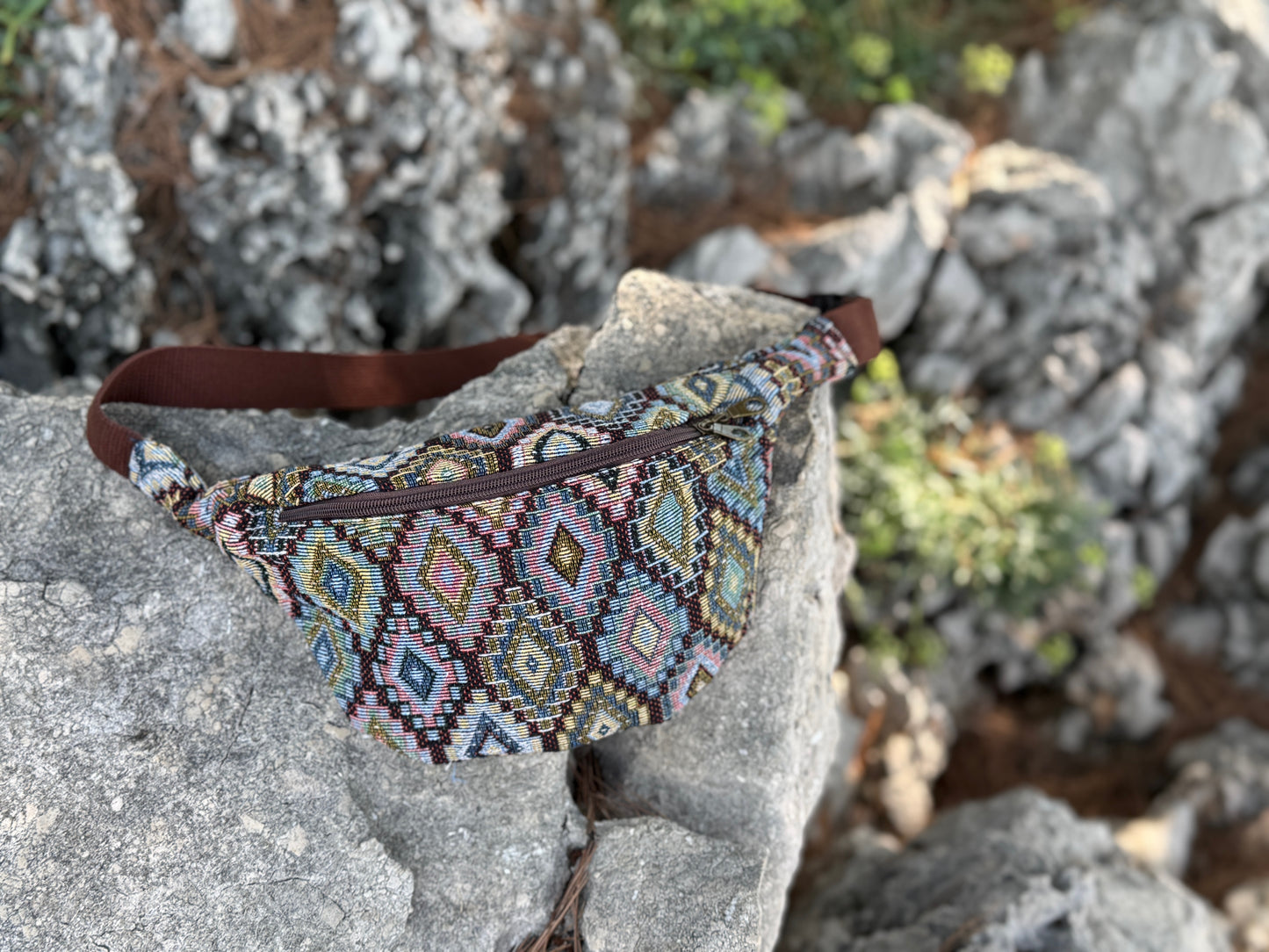 praktische Bauchtasche mit Reißverschluss und geometrischem Muster in braun rosa blau olive