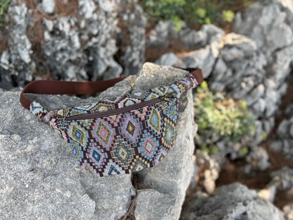 praktische Bauchtasche mit Reißverschluss und geometrischem Muster in braun rosa blau olive