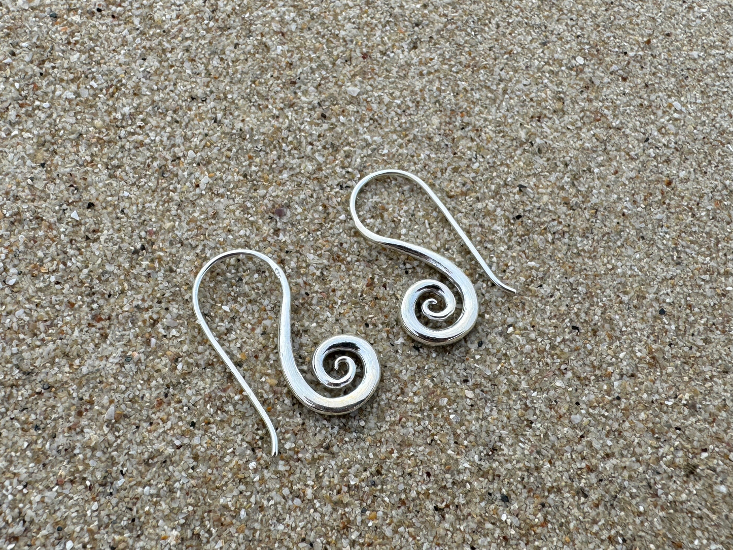 schlichte Ohrringe mit Spirale aus Silber