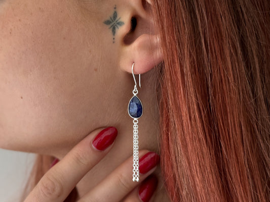 tropfenförmige Ohrringe mit facettiertem blauem Lapislazuli Stein und baumelnden Kettchen aus Silber