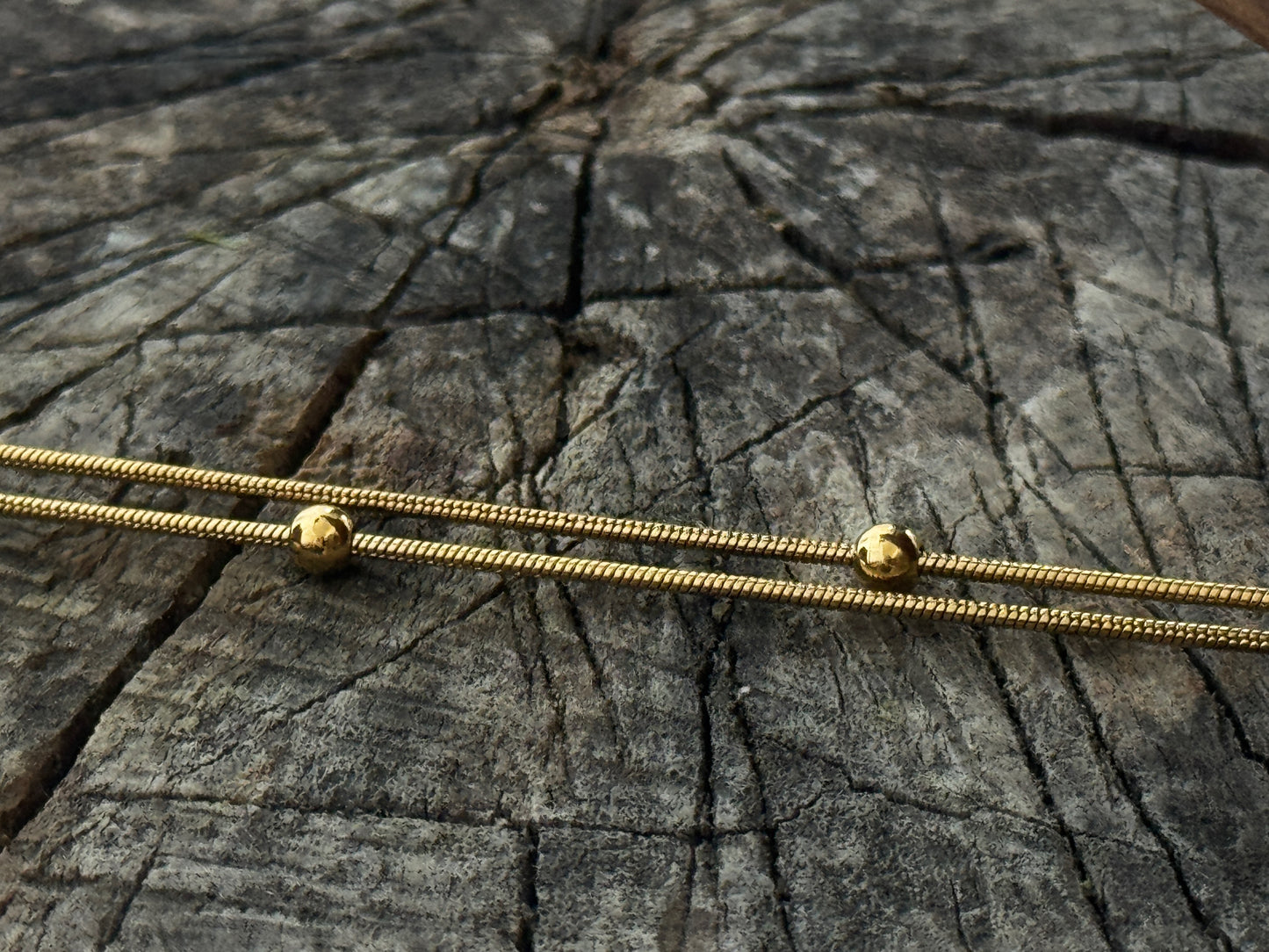 Verstellbares zweireihiges goldfarbenes Fußkettchen Schlangenkette mit Kügelchen aus Edelstahl – PVD Gold Plated