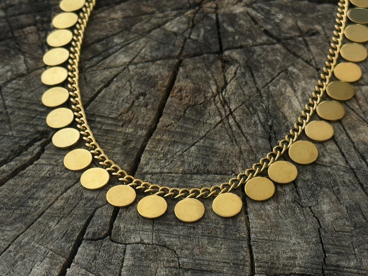 Goldfarbene verstellbare Halskette mit grossen Plättchen im Münzanhänger-Design aus Edelstahl, PVD vergoldet