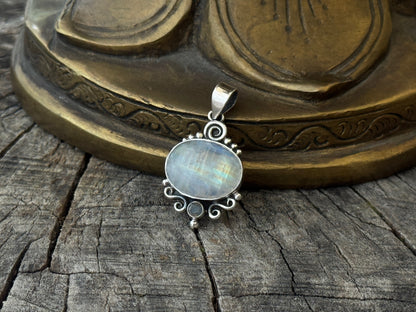 Anhänger mit großem ovalem Stein und Spiralen aus Silber