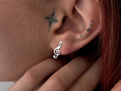 schlichte Ohrstecker kleine Notenschlüssel aus Silber