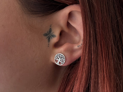 runde Ohrstecker mit dem Motiv des Lebensbaum aus Silber