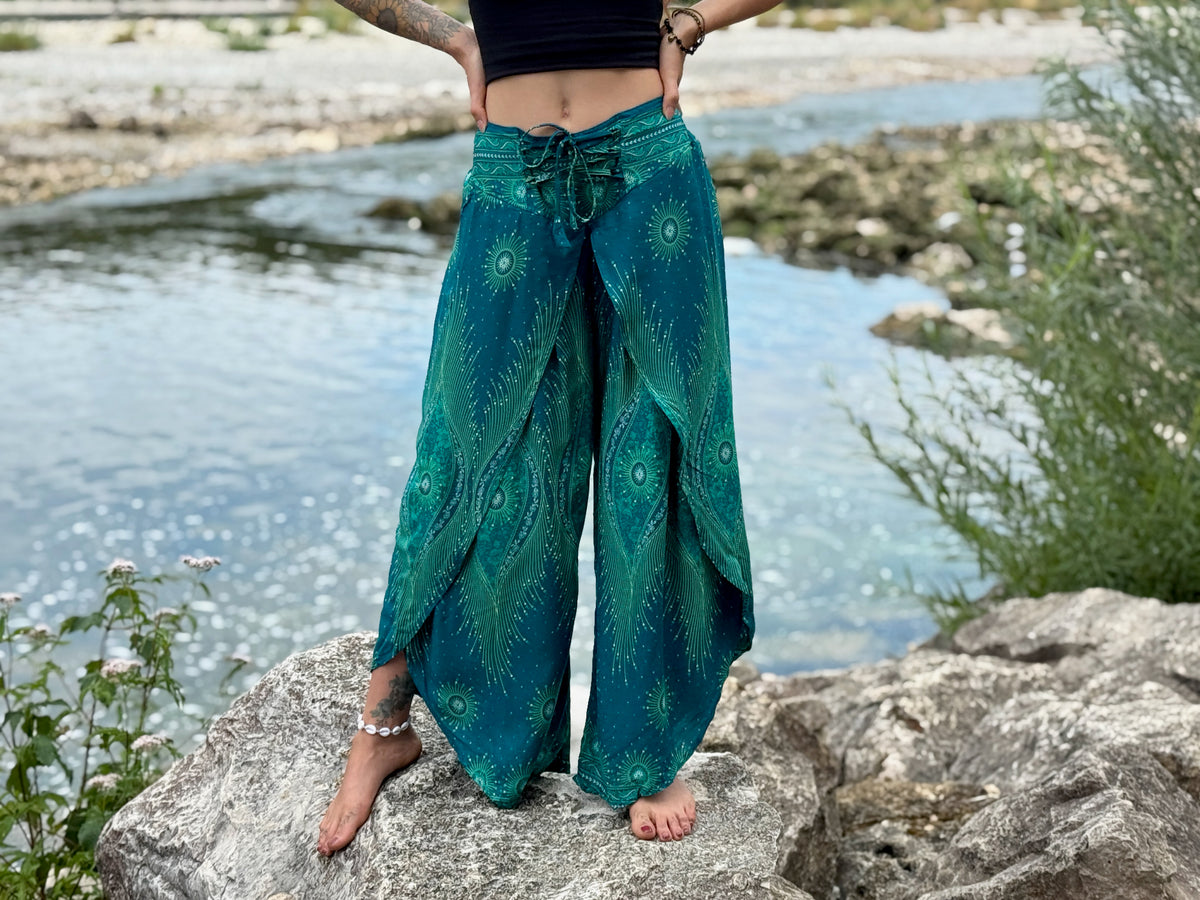 Boho Wickelhose für Damen in türkis mit Pfauenmuster