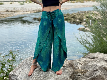 Boho Wickelhose für Damen in türkis mit Pfauenmuster