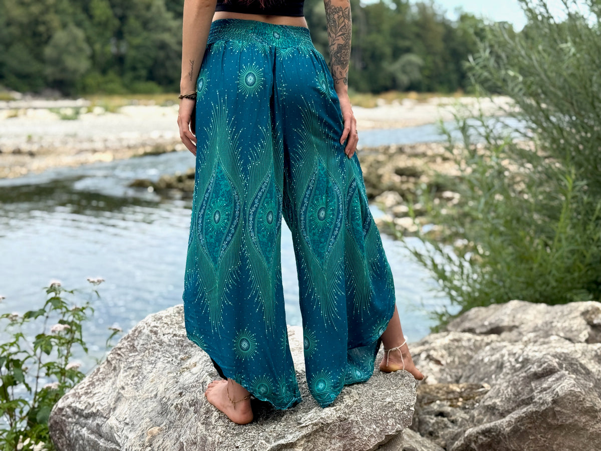 Boho Wickelhose für Damen in türkis mit Pfauenmuster