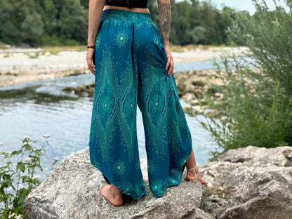 Boho Wickelhose für Damen in türkis mit Pfauenmuster