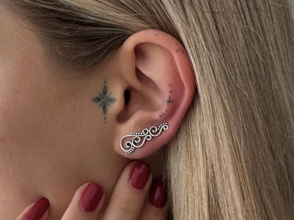 Earclimber Ohrringe mit Spiralen und Pünktchen aus Silber