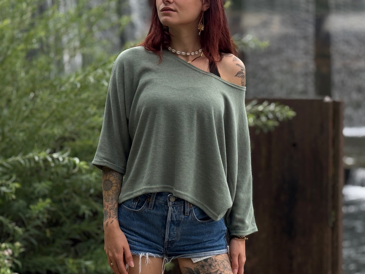 half-length, loose knitted top in blue 