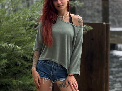 half-length, loose knitted top in blue 