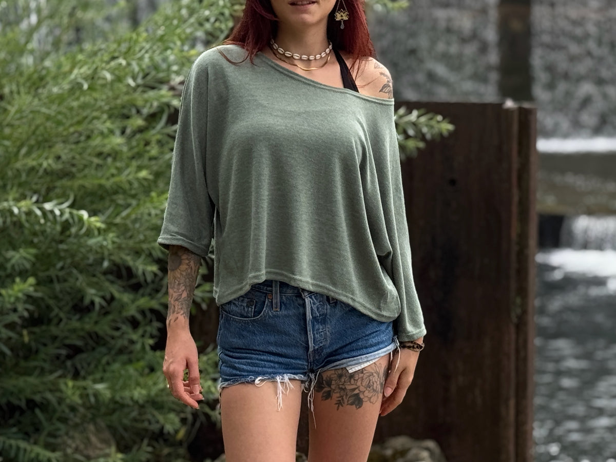 half-length, loose knitted top in blue 