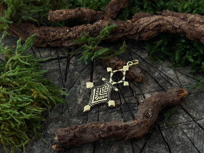 kleiner goldfarbener Messing Anhänger – Kreuz des Südens – Ethno Sternenkreuz – Boho Schmuck - unisex