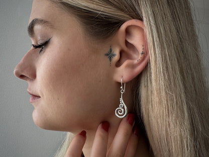 filigree earrings with dangling diamonds made of silver 