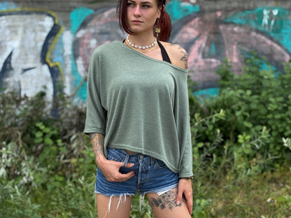 half-length, loose knitted top in blue 
