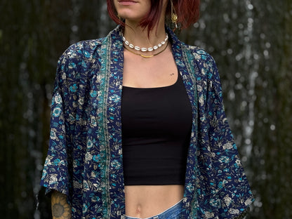 Leichter Boho Kimono mit kleinen Blumen in dunkelblau weiß
