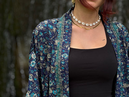 Leichter Boho Kimono mit kleinen Blumen in dunkelblau weiß
