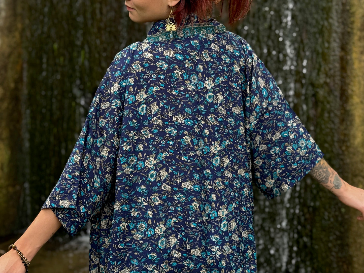 Leichter Boho Kimono mit kleinen Blumen in dunkelblau weiß