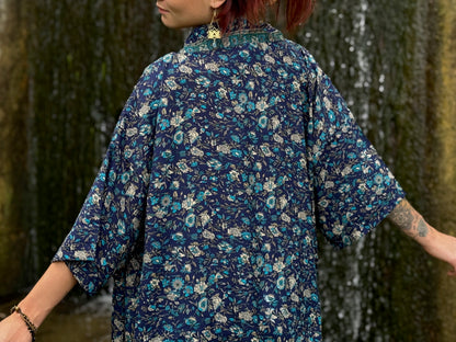 Leichter Boho Kimono mit kleinen Blumen in dunkelblau weiß