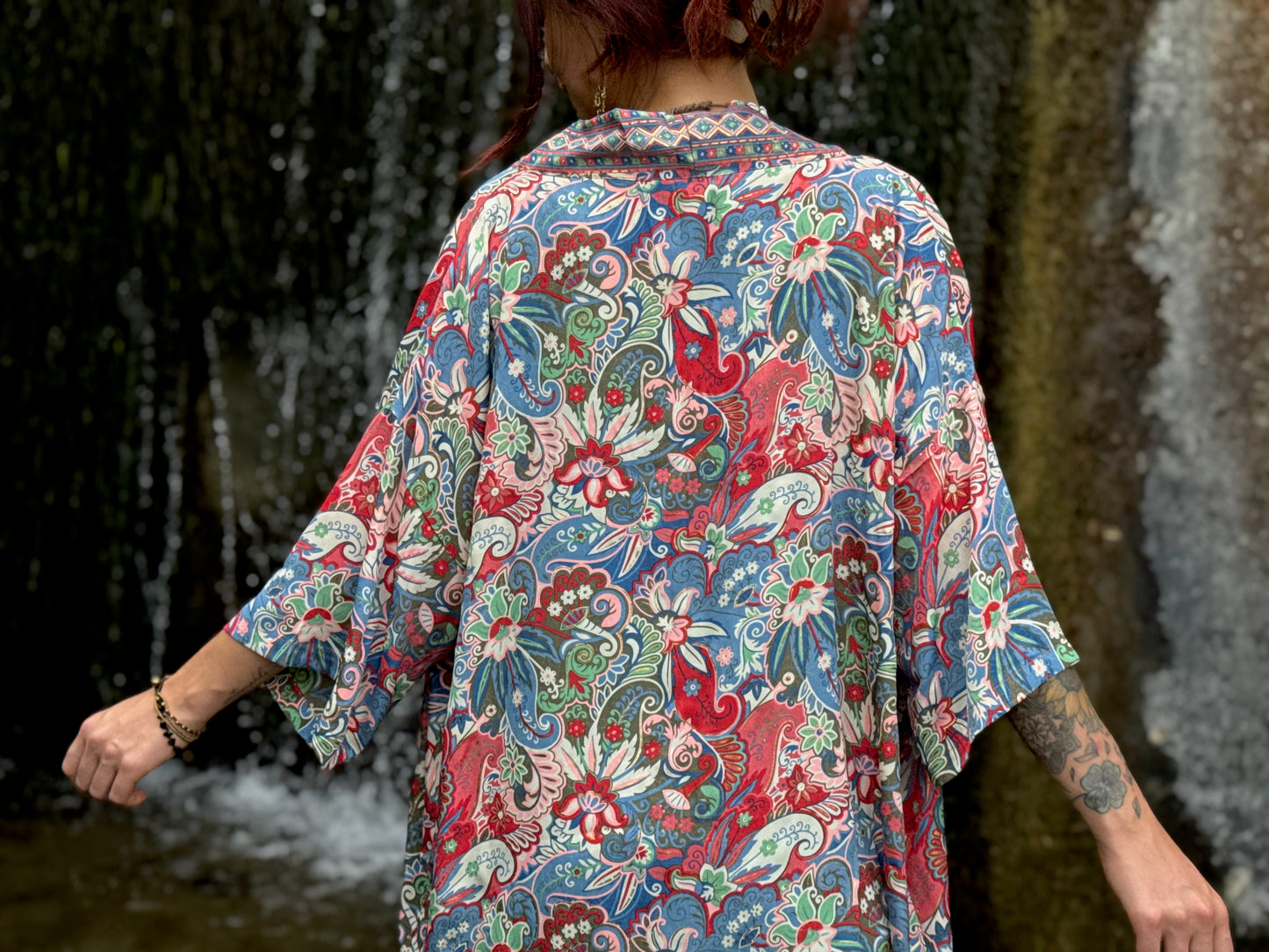Leichter Boho Kimono mit floralem Muster in rot rosa blau olive grün