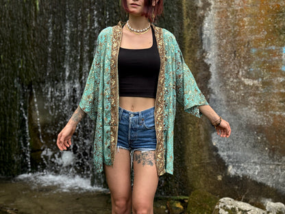 Leichter Boho Kimono mit floralem Muster in braun blau gold