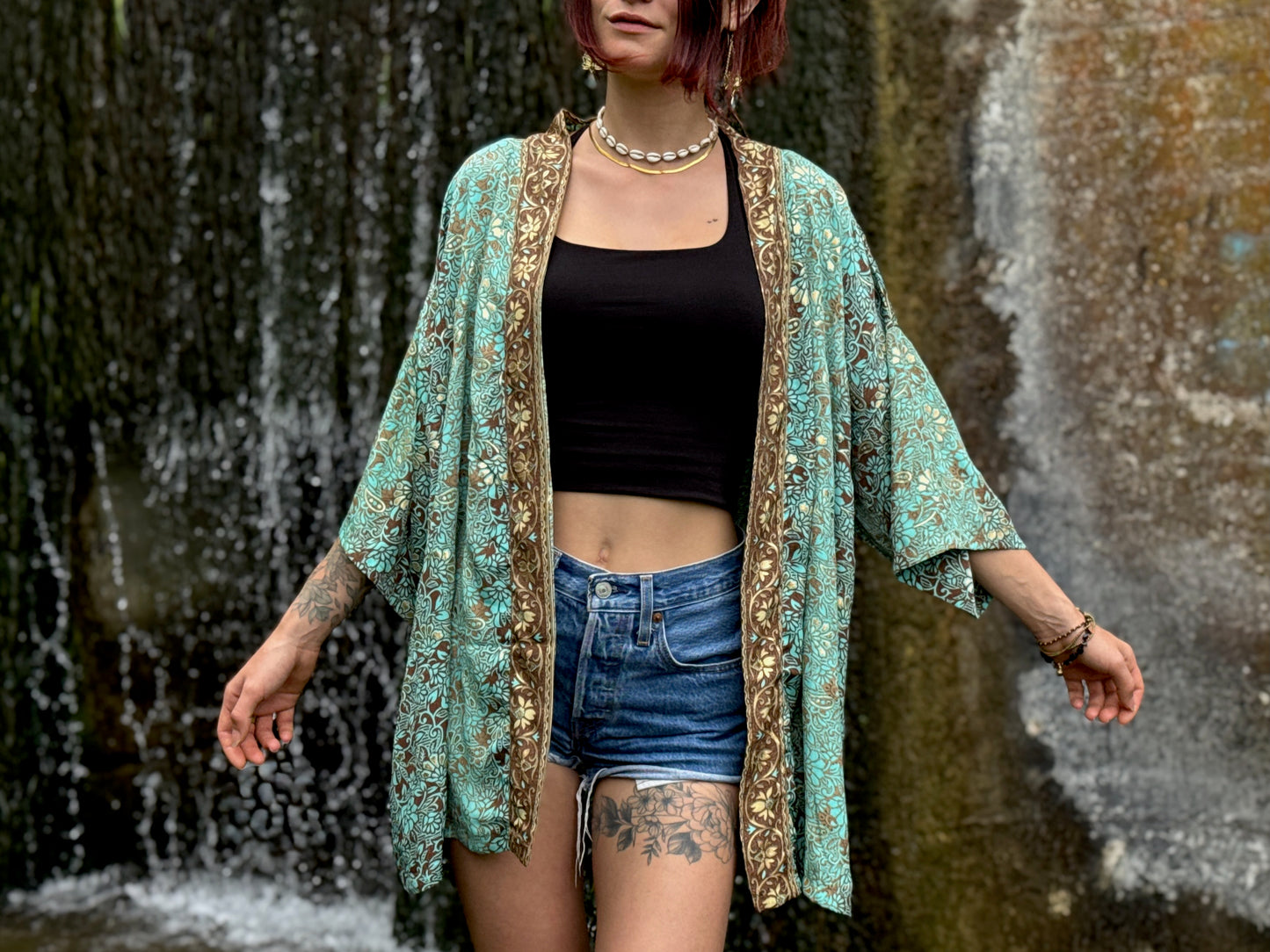 Leichter Boho Kimono mit floralem Muster in braun blau gold
