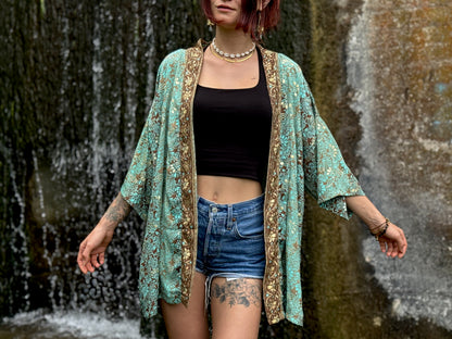 Leichter Boho Kimono mit floralem Muster in braun blau gold