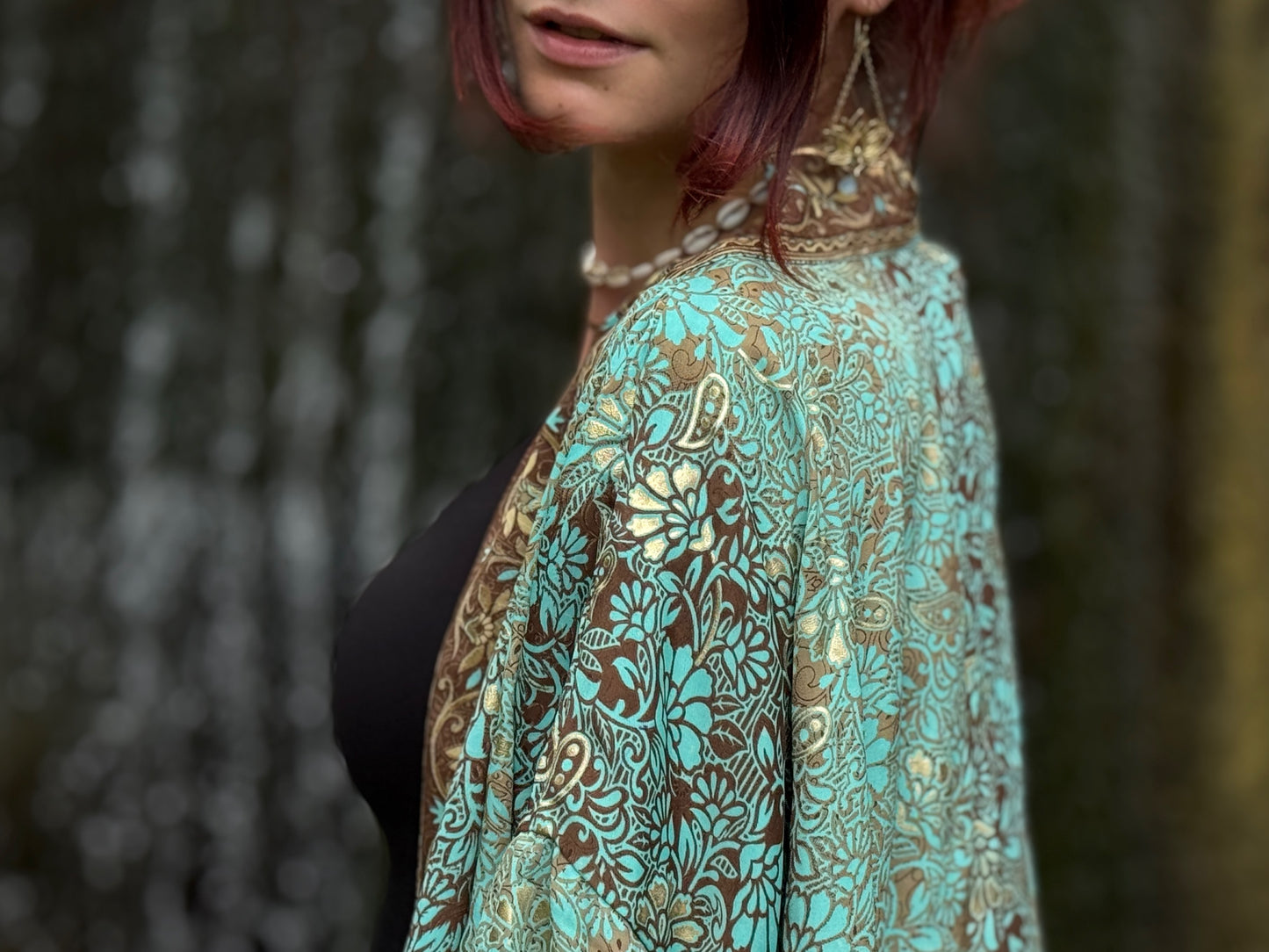 Leichter Boho Kimono mit floralem Muster in braun blau gold