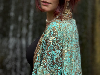 Leichter Boho Kimono mit floralem Muster in braun blau gold