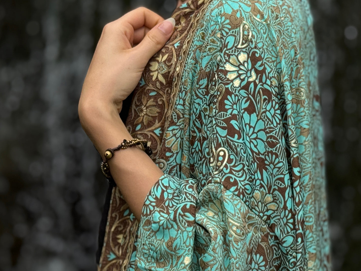Leichter Boho Kimono mit floralem Muster in braun blau gold