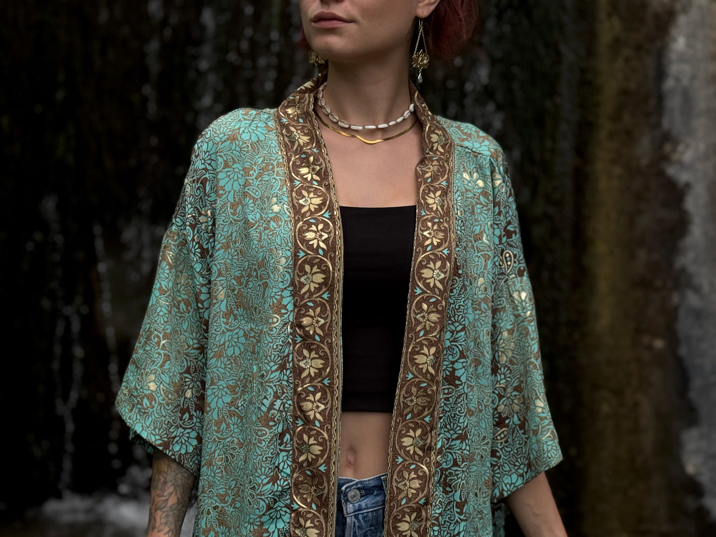 Leichter Boho Kimono mit floralem Muster in braun blau gold